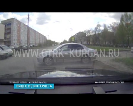 На улице Алексеева в Кургане на проезжей части был замечен двигающийся автомобиль, за рулем которого никого не было.