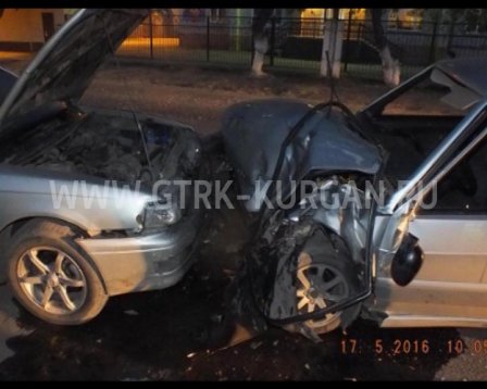 Сразу три автомобиля стали участниками аварии в Кургане. ДТП произошло накануне вечером на улице Панфилова.