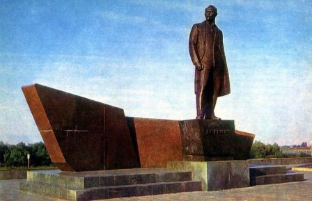 Памятник Леониду  Борисовичу  Красину в Кургане.