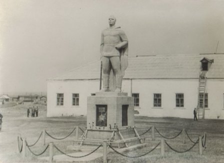 Памятник солдату в селе Затеченское Далматовского района