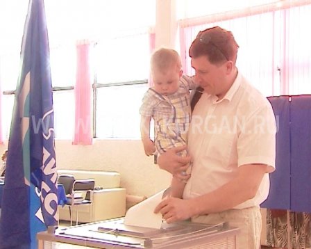 Депутат областной Думы Игорь Меньшиков на свой избирательный участок пришел с семьей.