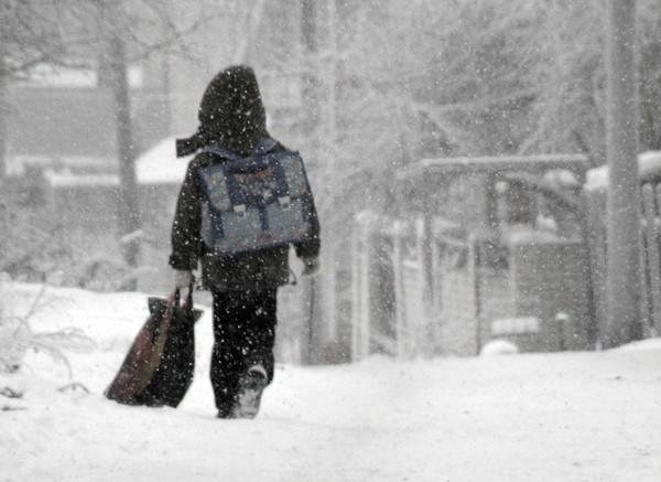 Школьники остаются дома из-за морозов, отмена занятий коснулась первой и второй смены